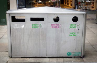 A Welsh and English Bilingual recycling bin worded in both languages.