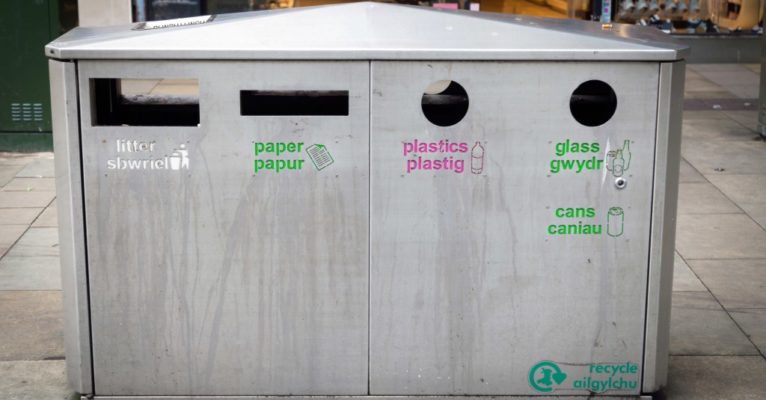 A Welsh and English Bilingual recycling bin worded in both languages.